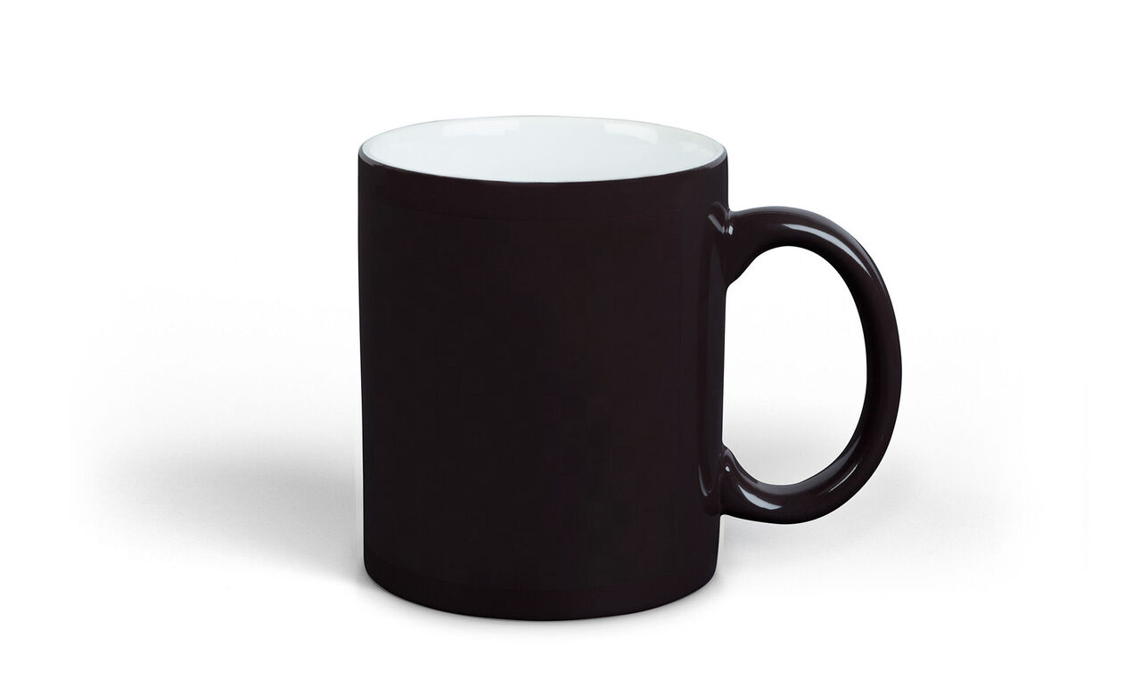 Schwarze Tasse mit weißem Innenraum, ideal für persönliche Geschenkideen