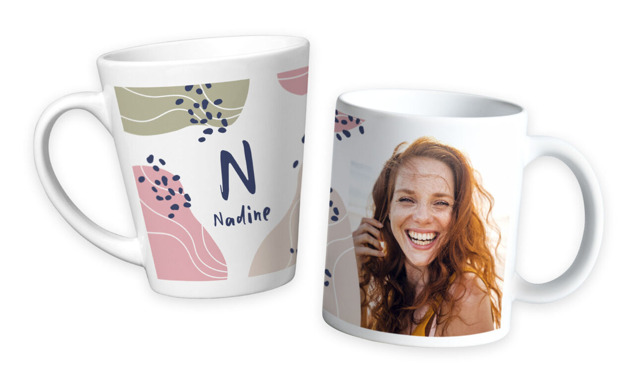 Zwei Tassen nebeneinander, eine mit buntem Design und dem Namen Nadine, die andere mit einem Foto gestaltet