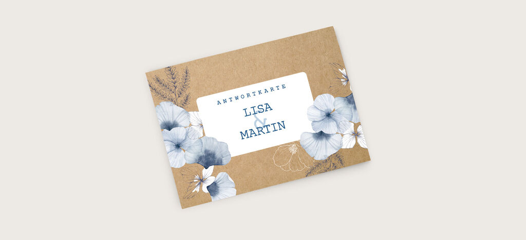 Eine zauberhafte Antwortkarte mit floralen Motiven, blau-weiße Blumen und einem Namensfeld für Lisa und Martin