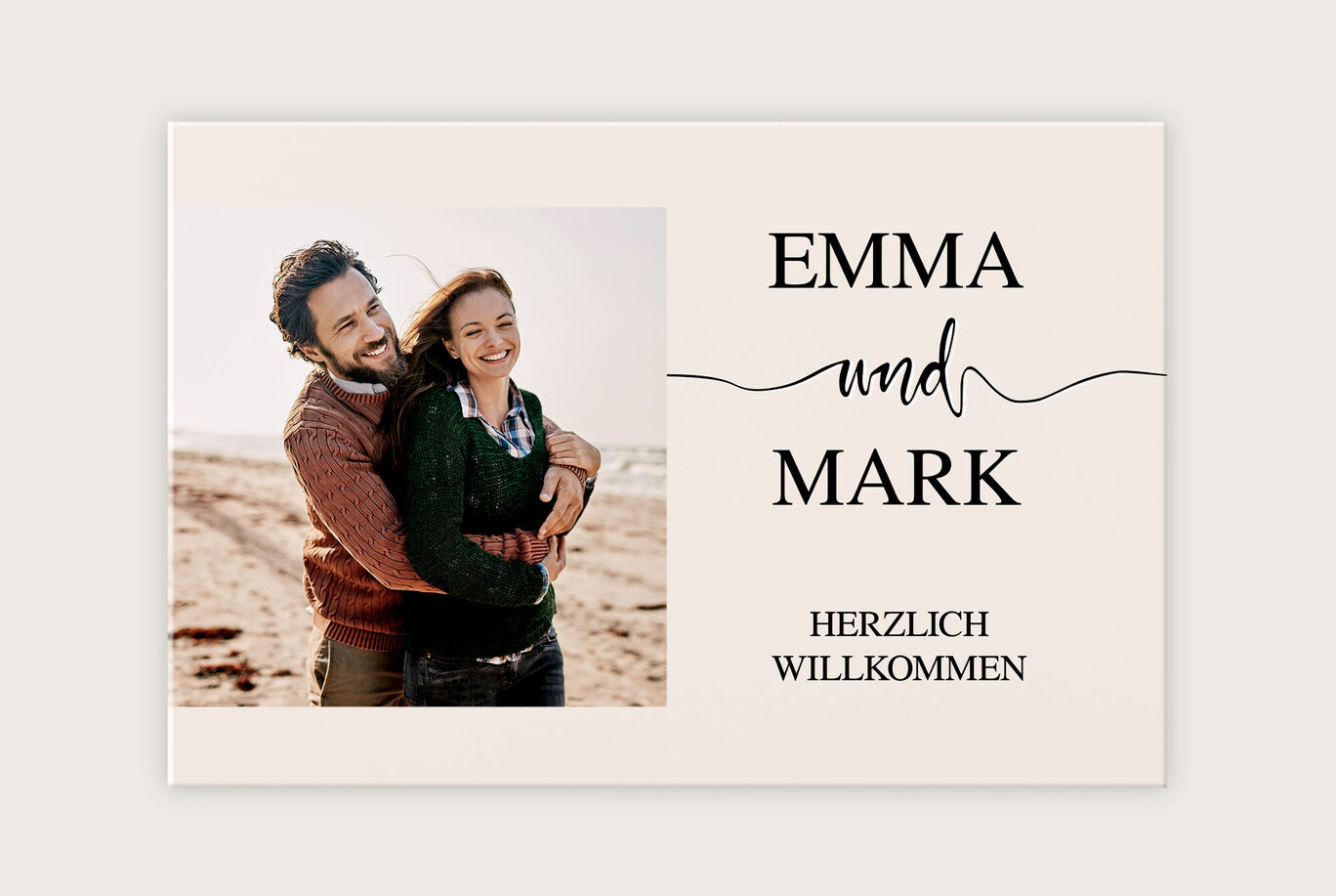 Ein liebevolles Paar umarmt sich am Strand und genießt den Moment