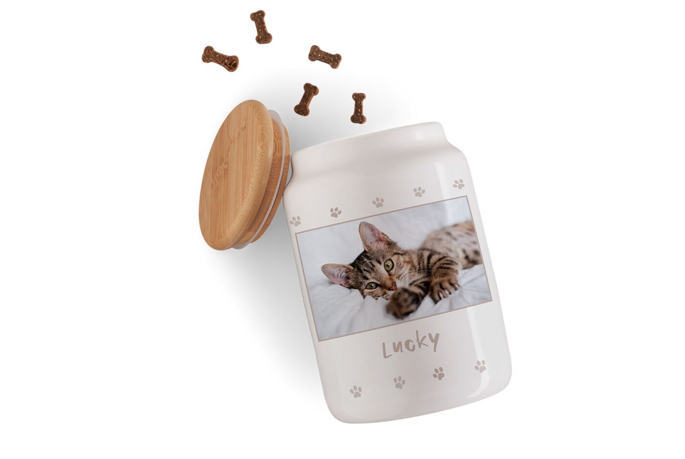 Weiße Leckerlidose mit Bambusdeckel, Pfotenmuster und Foto einer getigerten Katze.