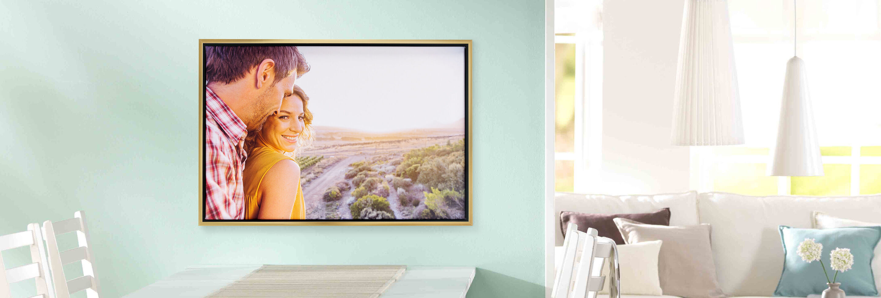 Ein schönes Wandbild mit einem Paar, die in die Ferne schauen, framed in einem modernen Raum.