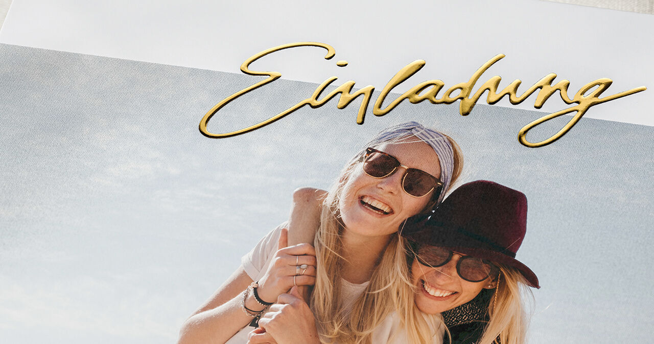 Einladungskarte mit fröhlichen Freunden am Strand
