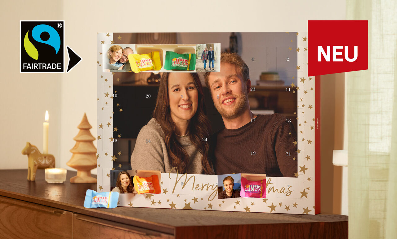 Ein Adventskalender mit verschiedenen Süßigkeiten und einem festlichen Design.