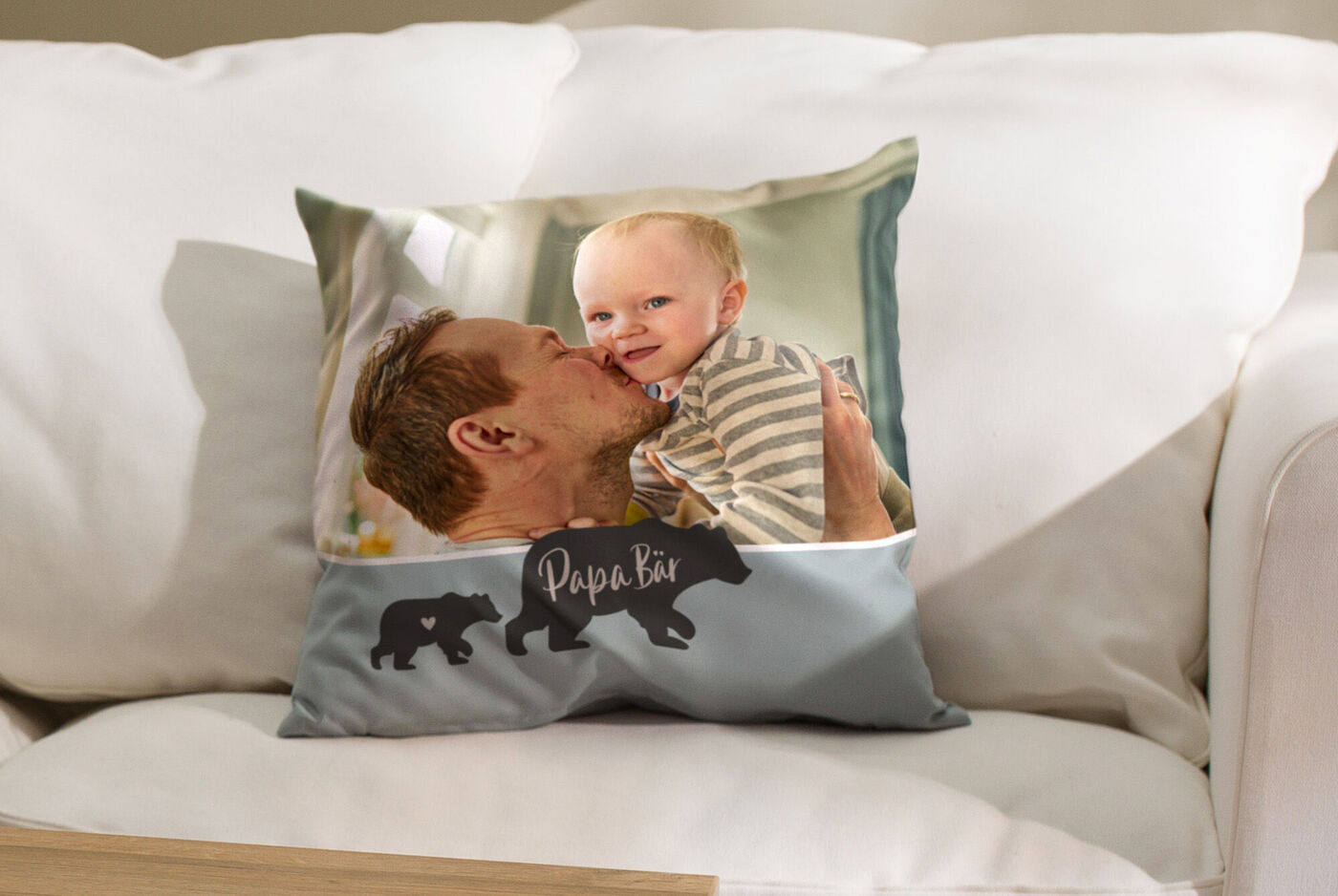 Kissen mit einem liebevollen Familienfoto und Schriftzug 'Papa Bär'.