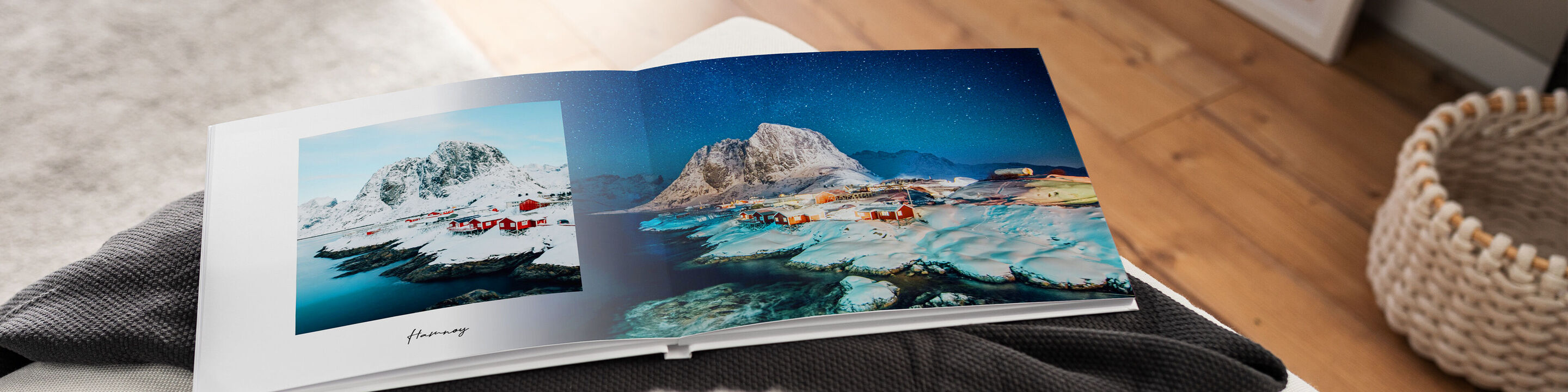 Zwei aufgeschlagene Seiten eines CEWE FOTOBUCHS mit Bildern von Winterlandschaften.