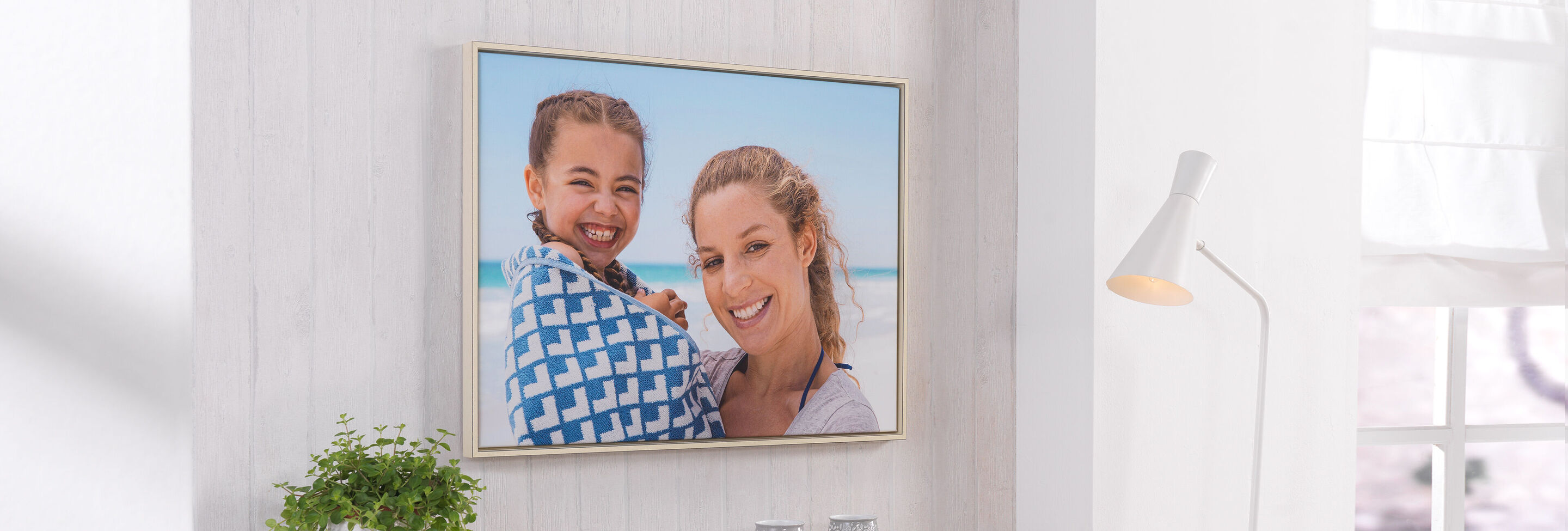 Ein schönes Wandbild zeigt zwei Personen vor einem Strandhintergrund.