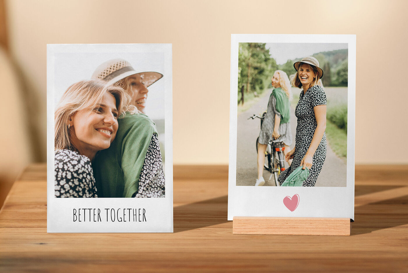 Zwei personalisierte Sofortfotos im Retro-Look mit gemeinsamen Erinnerungen.