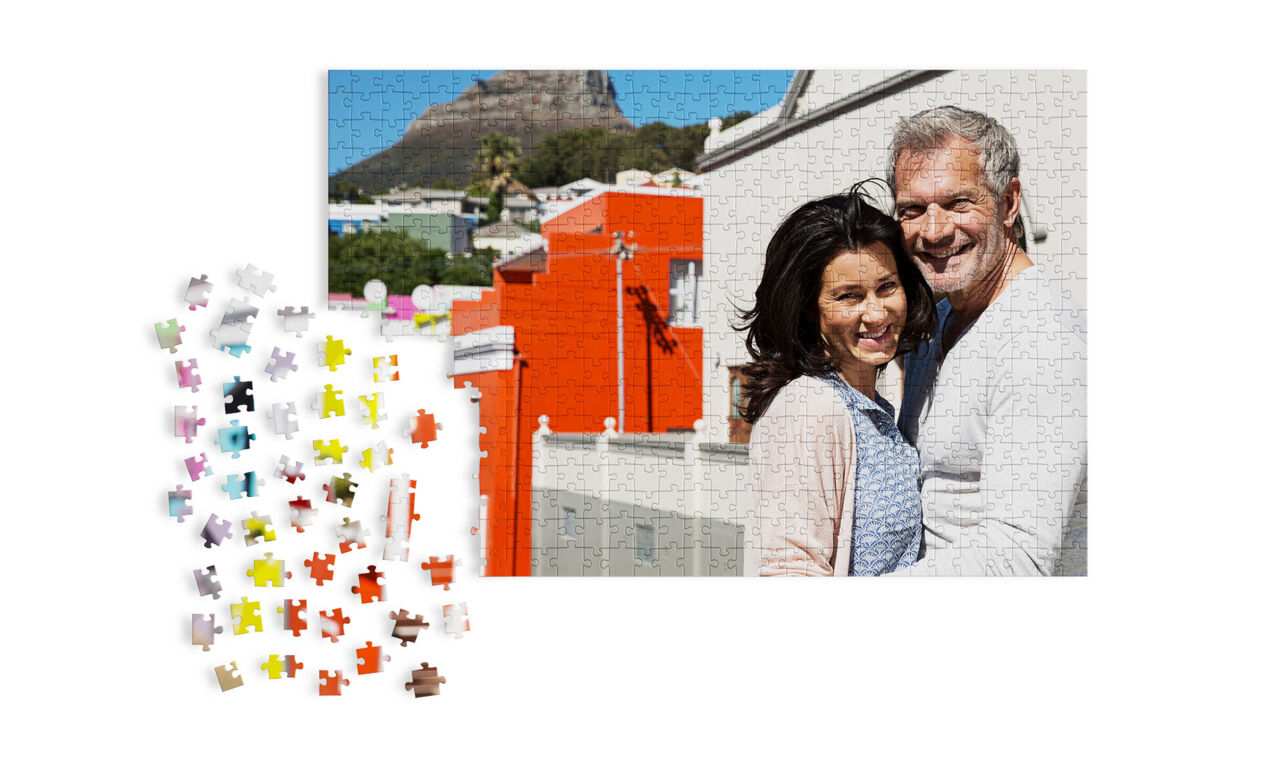 Ein Puzzle mit einem persönlichen Foto und vielen bunten Puzzlestücken daneben