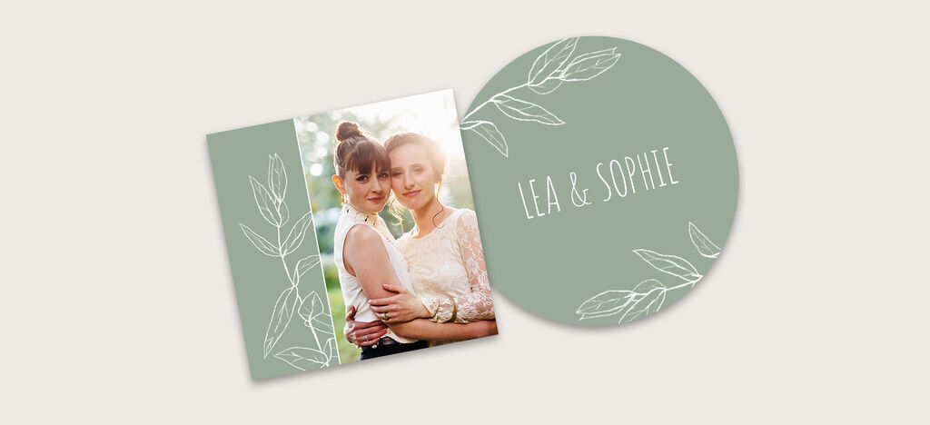 Zwei Frauen umarmen sich liebevoll, mit zarten Blattmotiven im Hintergrund und dem Namen „Lea & Sophie“.