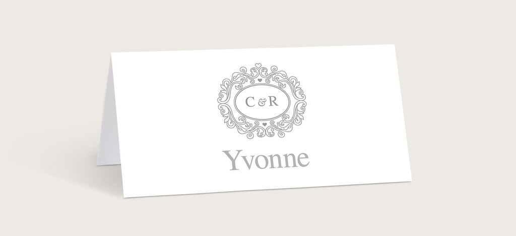 Elegante Platzkarte mit dem Namen Yvonne und einem dekorativen Rahmen.
