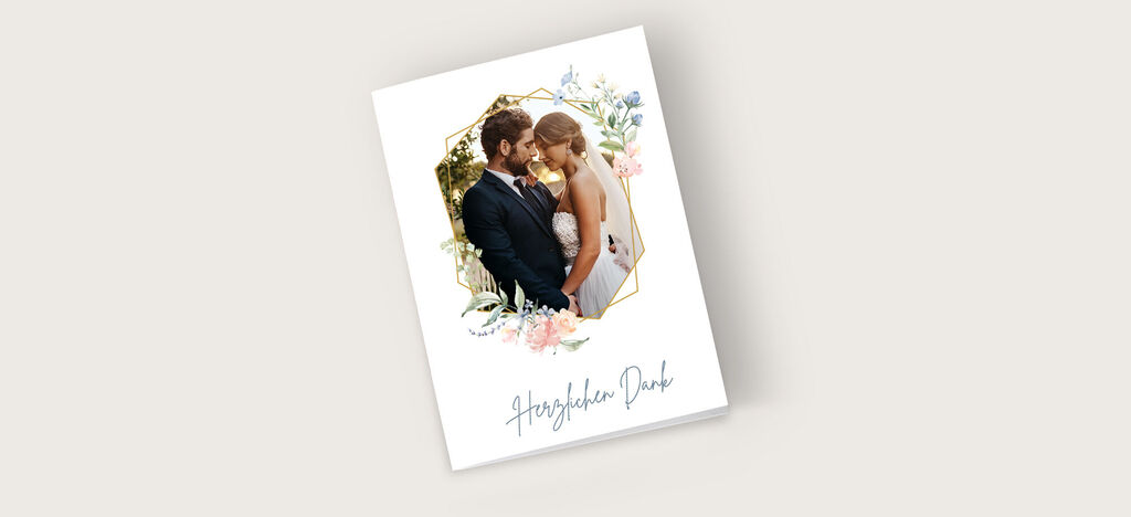 Eine elegante Hochzeitskarte in floralem Design mit liebevollem Schriftzug