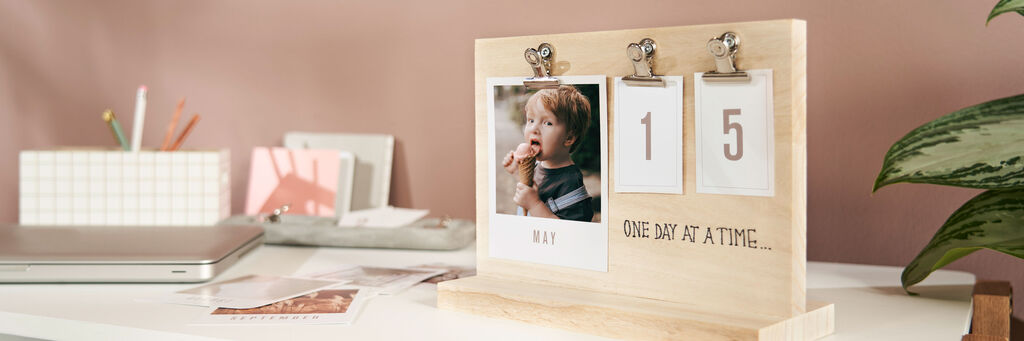 Ein schöner Tischkalender aus Holz mit Fotos und einem inspirierenden Spruch "One day at a time".