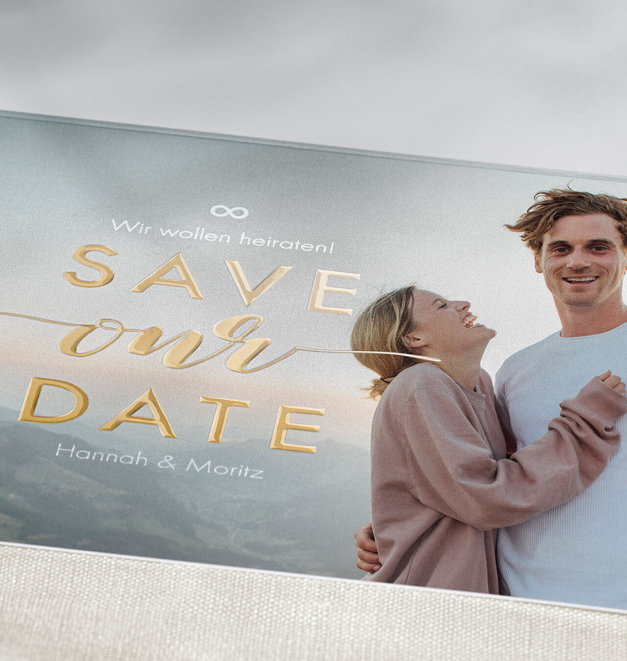 Ein Save-the-Date-Motiv für eine Hochzeit mit den Namen Hannah und Moritz, frisch und romantisch gestaltet