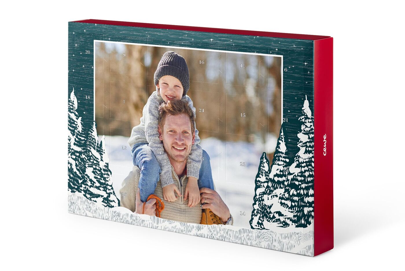 Ein wunderschöner Adventskalender in winterlicher Umgebung, dekoriert mit Tannenbäumen. Ein geliebtes Kind sitzt lächelnd auf den Schultern eines Erwachsenen, der voller Freude strahlt.