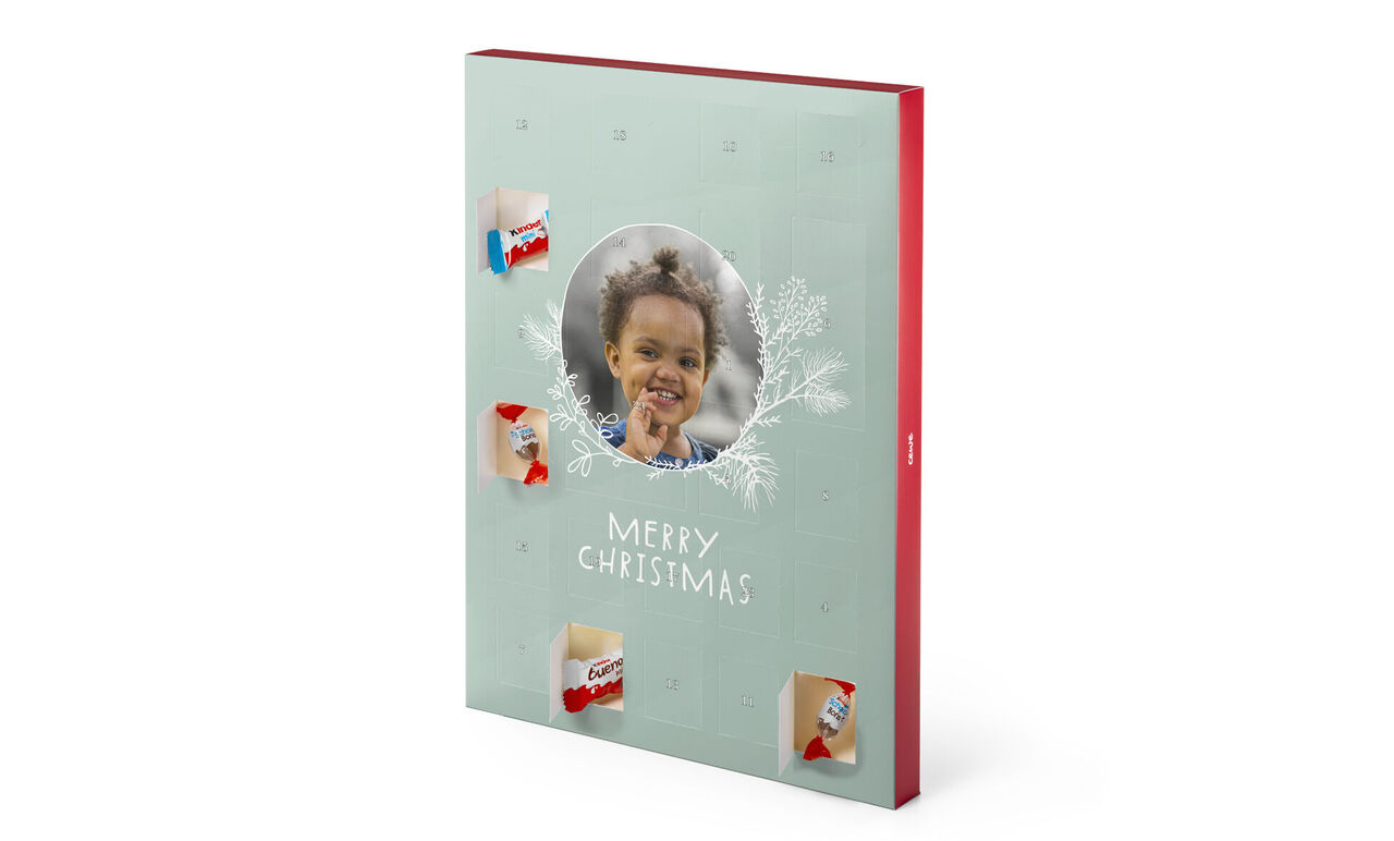Frühlingshaftes Fotobuch mit gemustertem Cover und Aufschrift "MERRY CHRISTMAS".