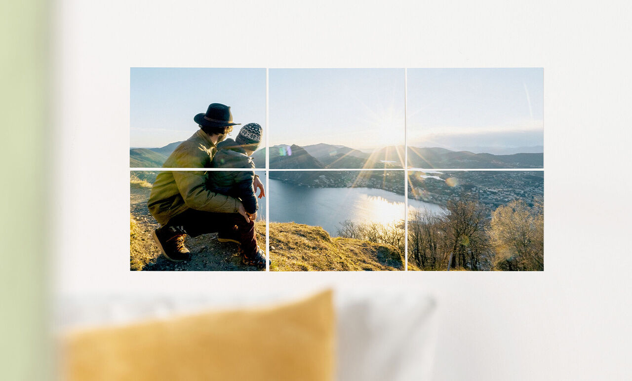 Zwei Personen sitzen auf einem Felsen und genießen den Sonnenuntergang am Wasser