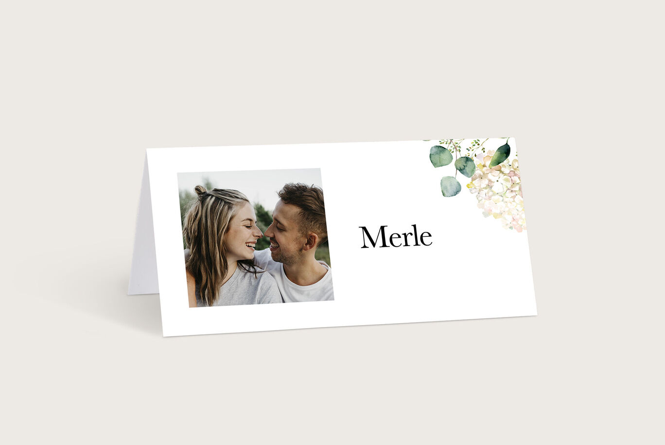 Ein liebevolles Platzkarten-Design mit floralem Muster und dem Namen Merle