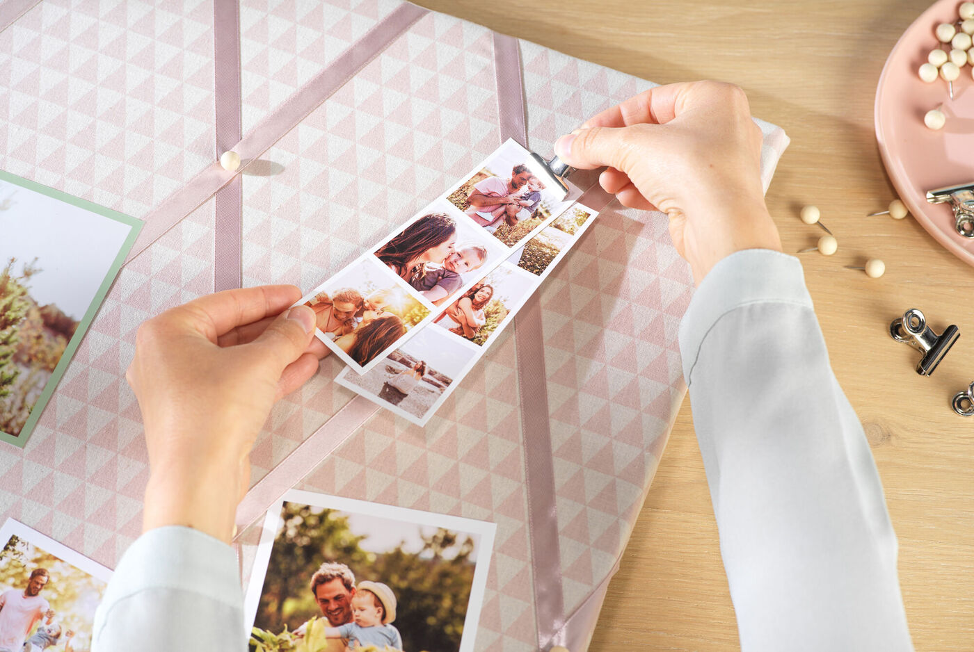 Hände fügen Fotos auf ein kreatives Layout