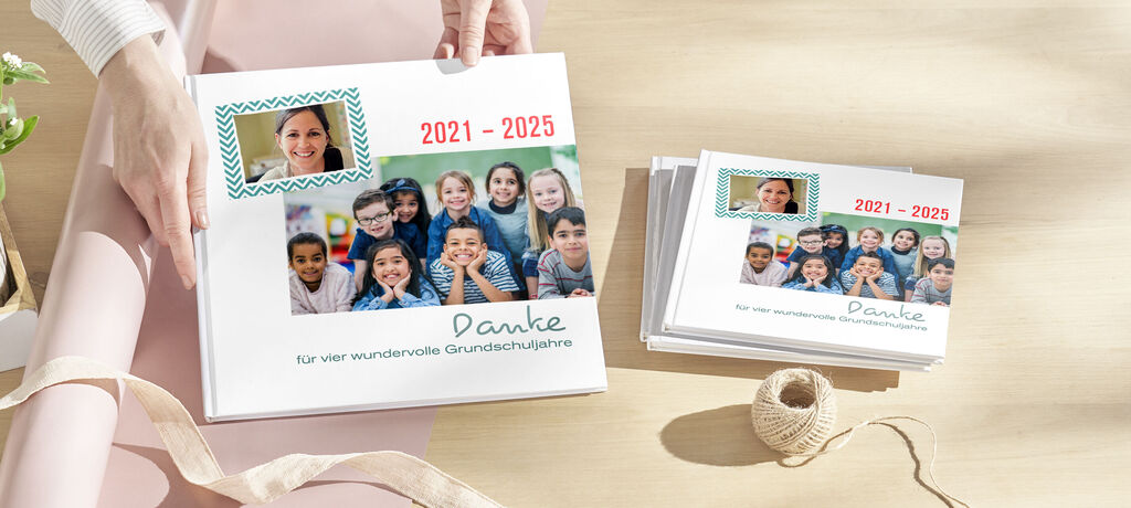 Ein liebevoll gestaltetes CEWE FOTOBUCH mit Erinnerungen aus vier Grundschuljahren, umgeben von einer schönen Dekoration.