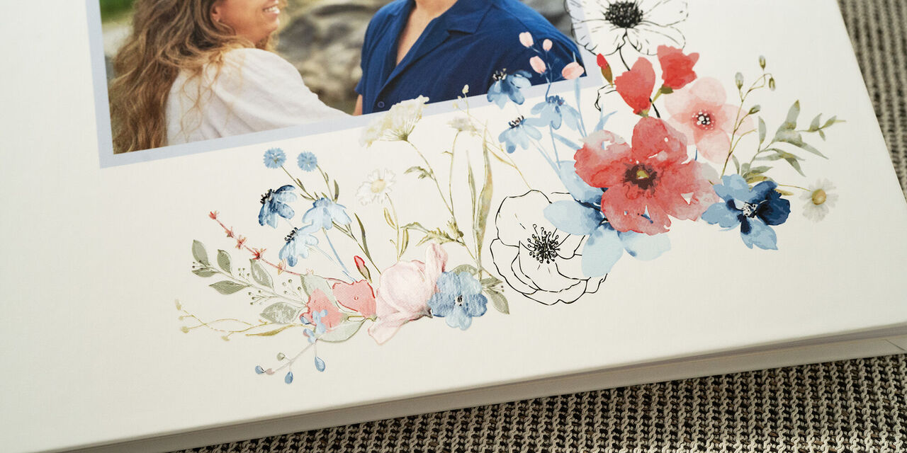 Buntes Floral Design mit Blumen auf einem CEWE FOTOBUCH
