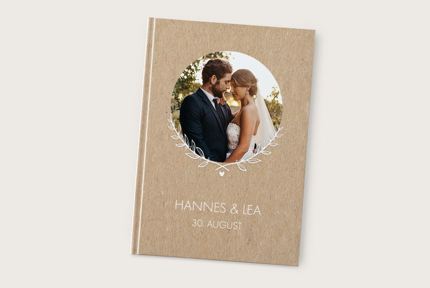 Hochzeitsfotobuch in einem liebevollen Design mit den Namen Hannes und Lea.