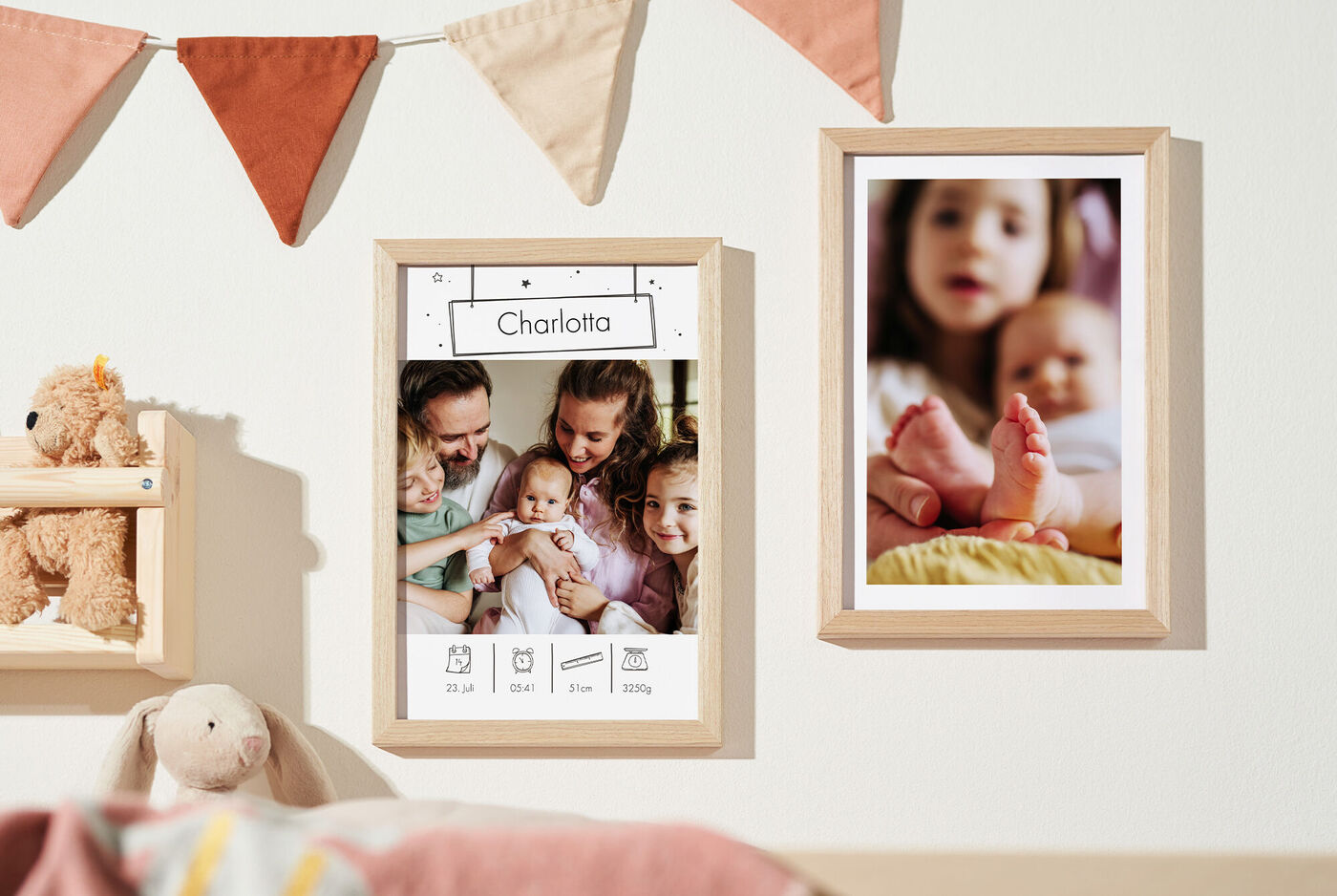Zwei eingerahmte Babyfotos an der Wand, links mit Name Charlotta und Geburtsdaten, rechts Nahaufnahme von Babyfüßen