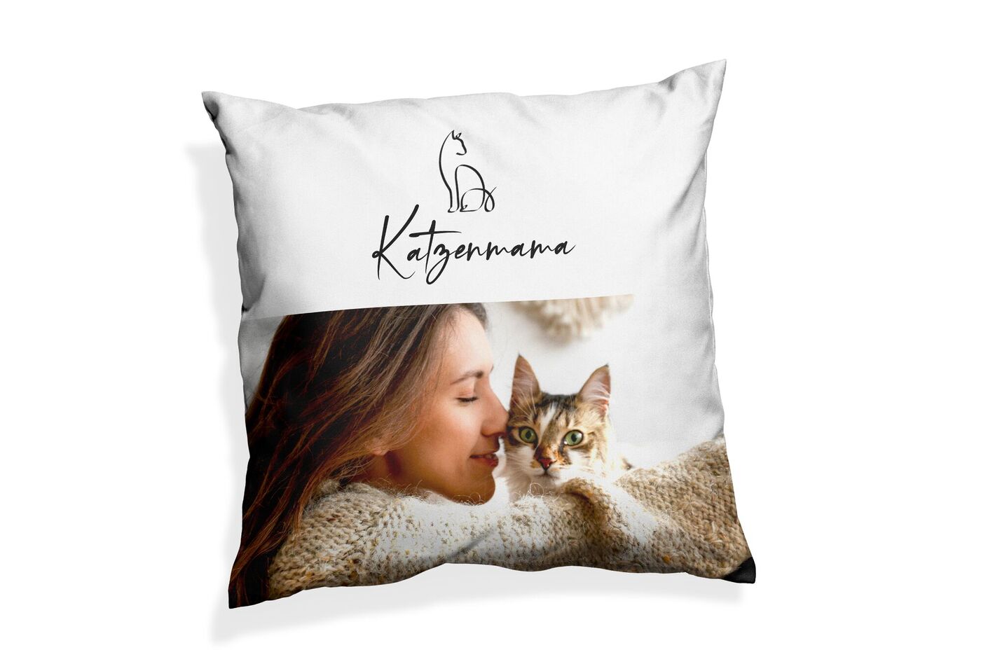 Weißes Kissen mit Schriftzug „Katzenmama“, Katzen-Illustration und Foto einer getigerten Katze.