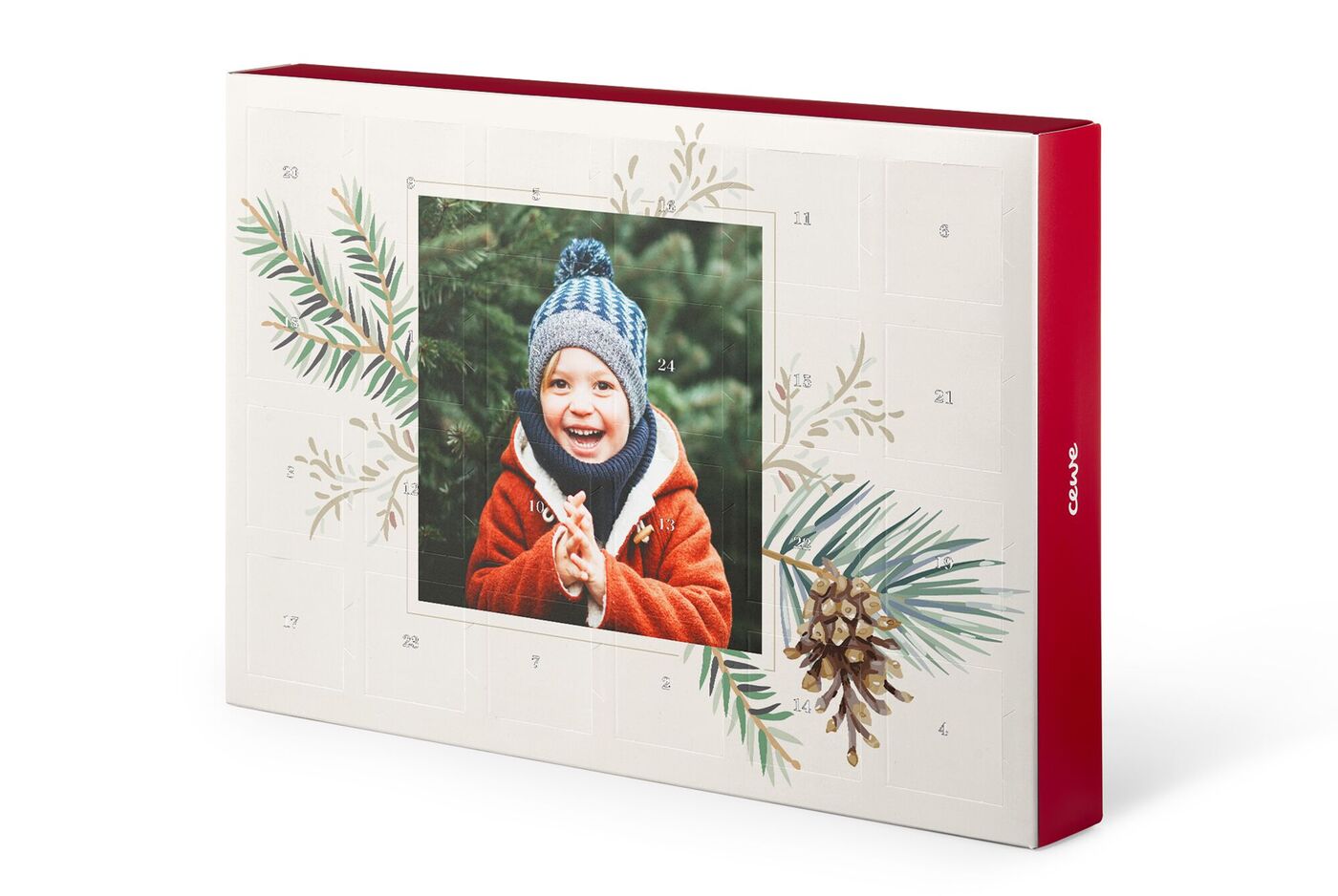 Adventskalender mit festlichem Design, zeigt ein Mädchen in einem roten Kapuzenpullover, umgeben von Tannenzweigen