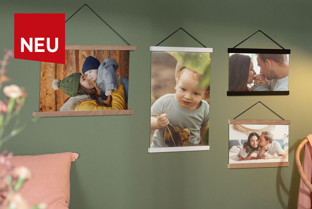 Zwei liebevolle Personen umarmen sich in einem warmen Raum, während an der Wand verschiedene Bilder hängen. Ein neues Produkt wird beworben.