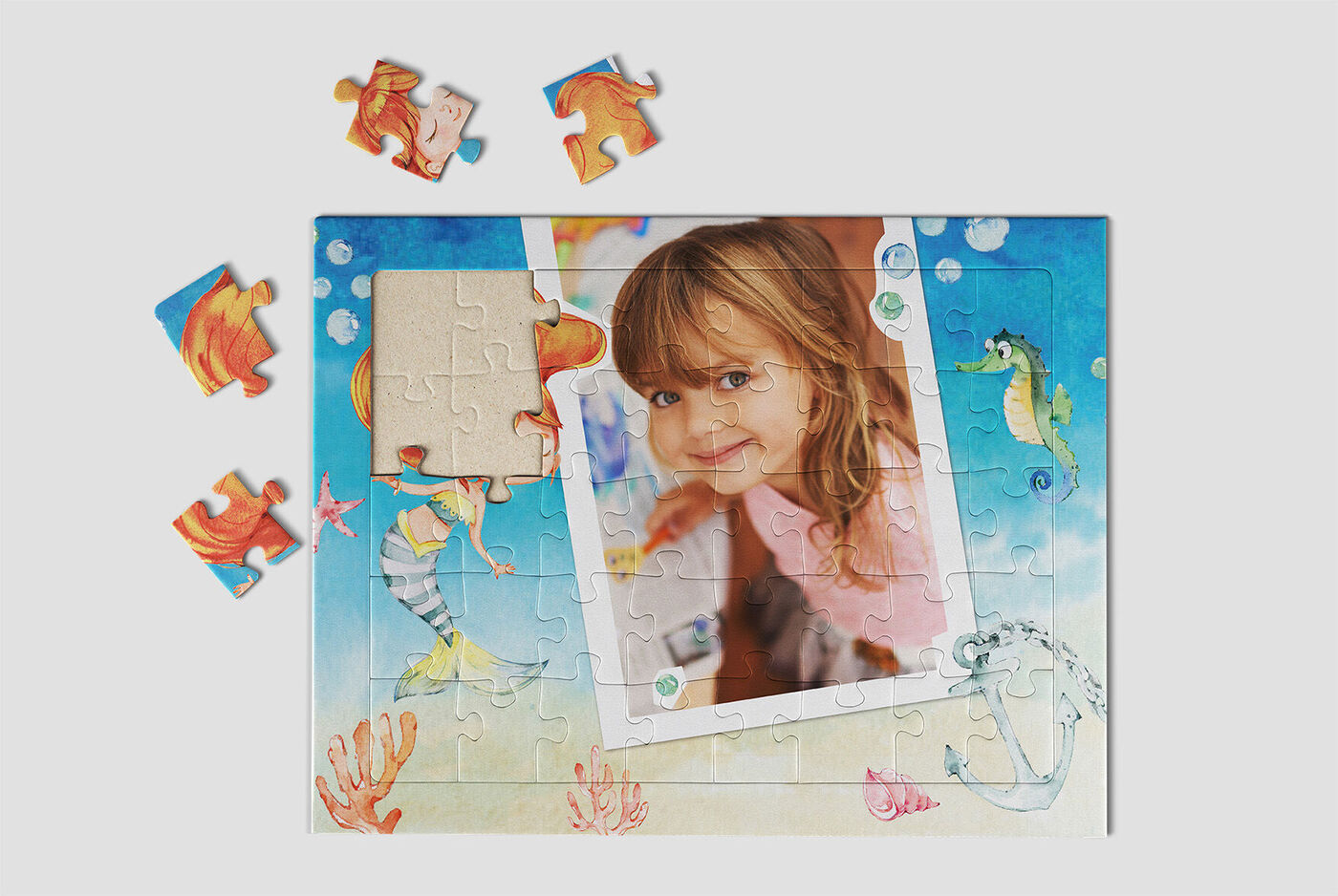 Fertiges Puzzle mit maritimen Motiven und fehlendem Teil, daneben liegen einige Puzzlestücke