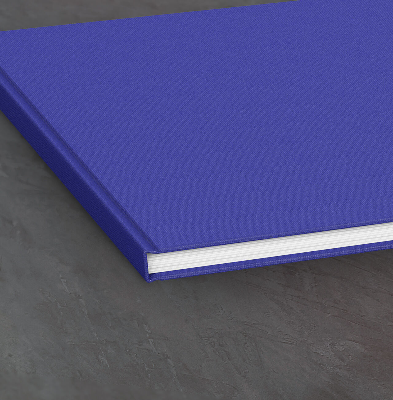 Blaues Fotobuch von CEWE mit leuchtendem Einband