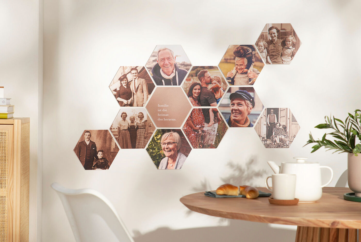 Wandbild mit verschiedenen Familienfotos in sechseckiger Form, die Erinnerungen darstellen