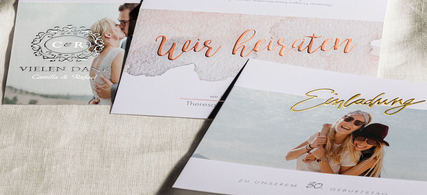 Wunderschöne Einladungskarten für eine Hochzeit mit liebevollen Schriftzügen.