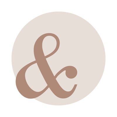 Ein stilvolles Ampersand-Zeichen in sanften Braun- und Cremetönen vor einem runden cremefarbenen Hintergrund. Perfekt für Bürgerliche Designs oder Grafiken.