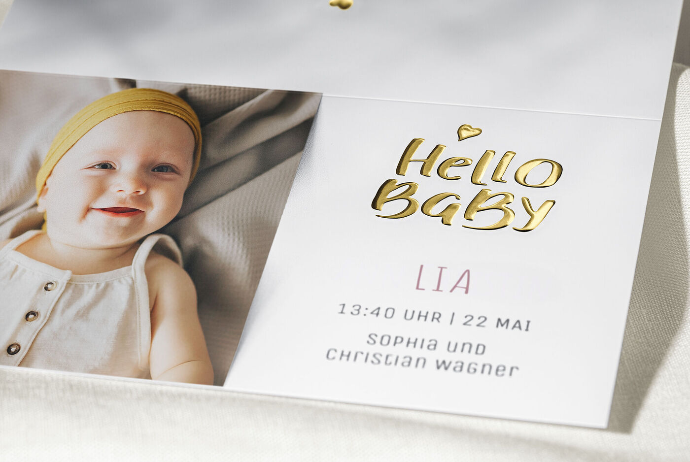 Eine liebevoll gestaltete Babykarte mit dem Text 'Hello Baby' und dem Namen Lia.