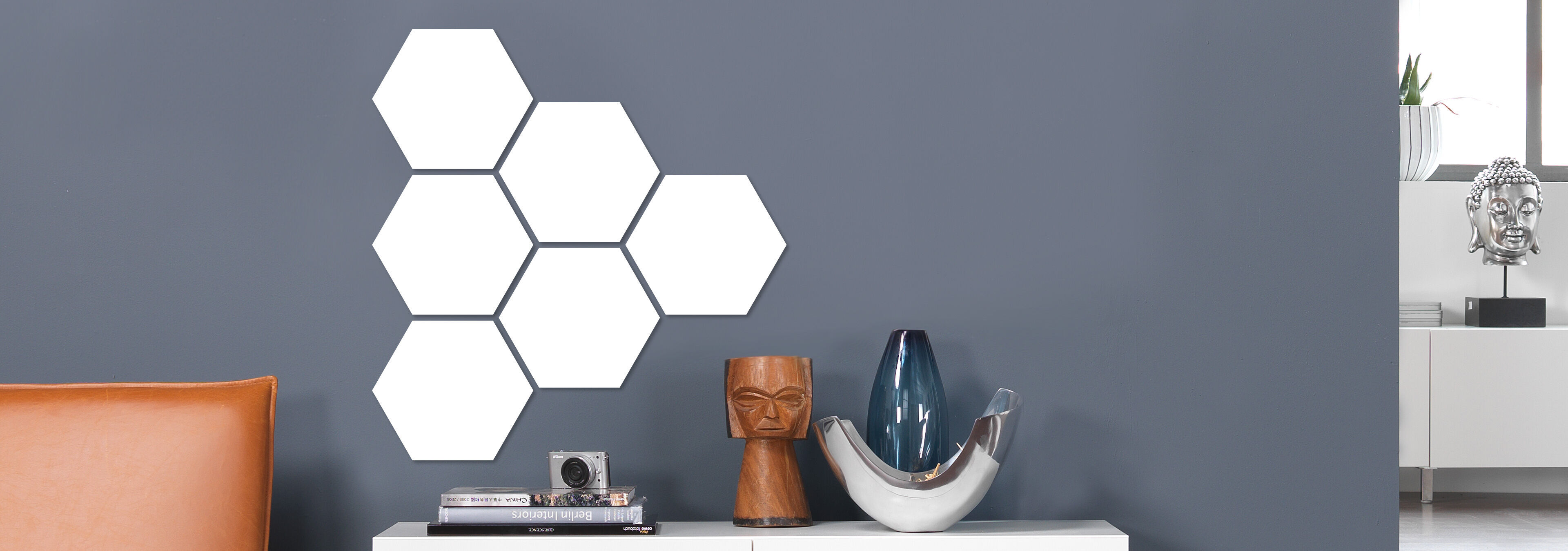 Wandbild mit modernen, weißen Waben auf grauer Wand