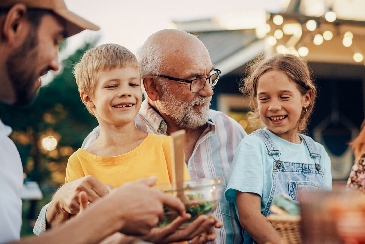 Familie genießt gemeinsam den Tag im Freien.