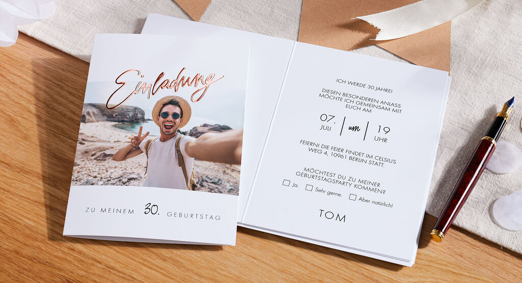 Einladungskarte zum 30. Geburtstag mit einem fröhlichen Schnappschuss und handgeschriebenem Text