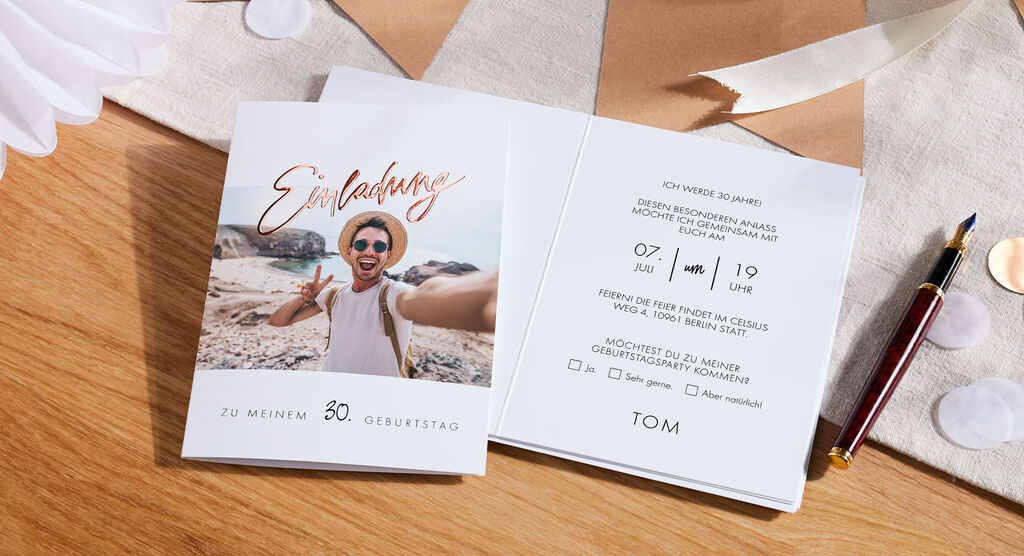 Einladungskarte für einen 30. Geburtstag mit einem Foto von einem Strand mit Palmen und dem Text "Einladung".