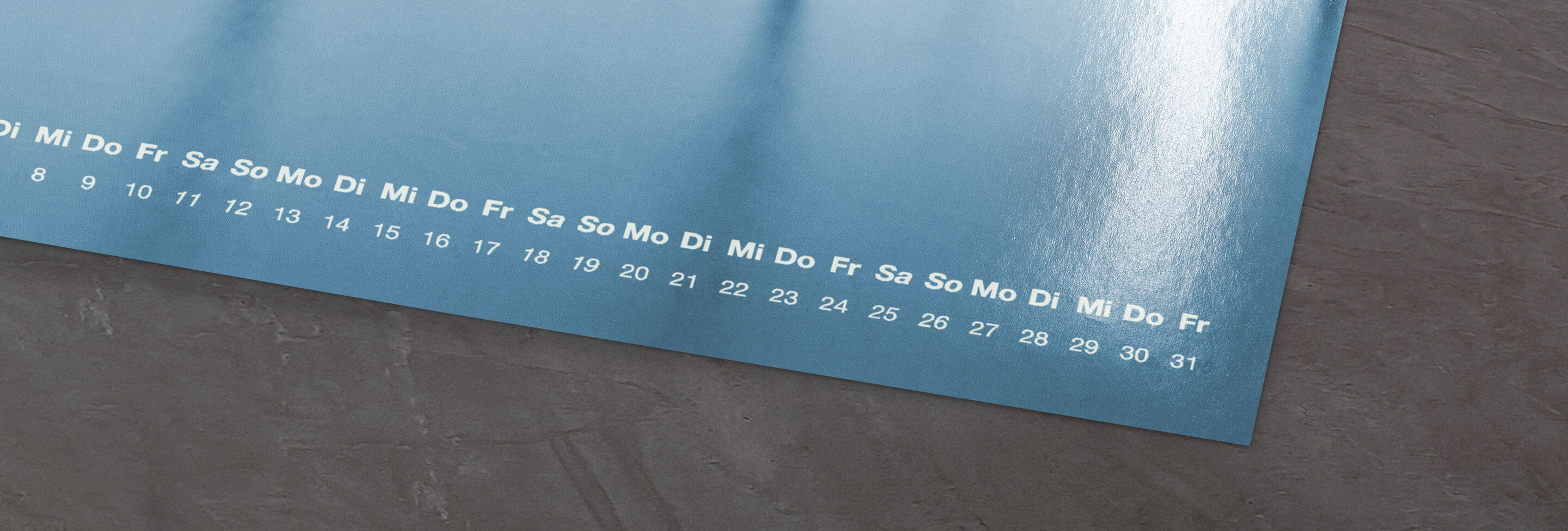 Ein CEWE Fotokalender mit klaren Datumsangaben und hellem Design.