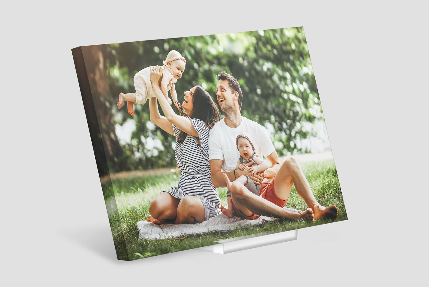 Familie hat Spaß im Freien mit einem kleinen Kind im Arm