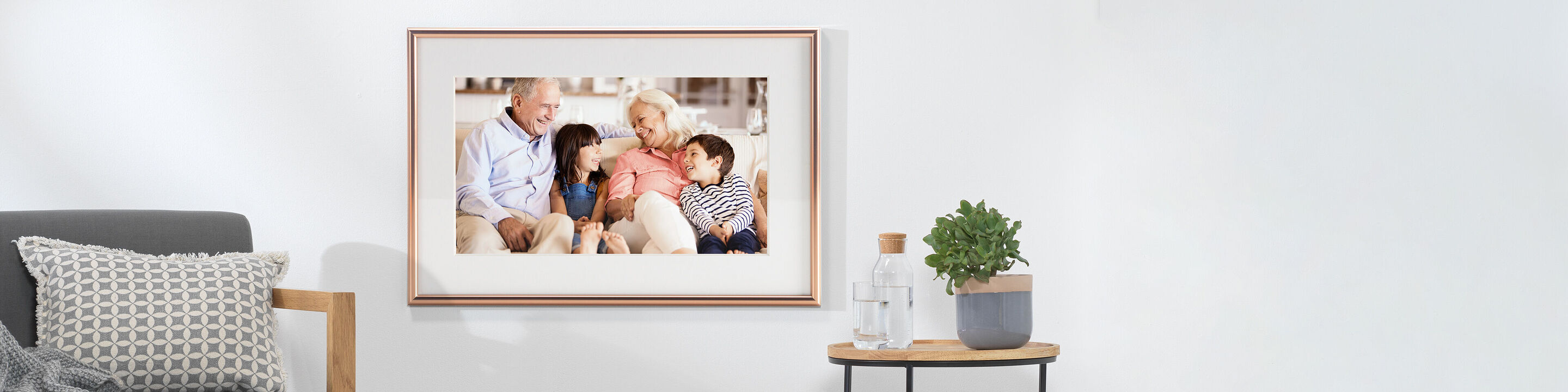 Familie genießt gemeinsame Zeit auf dem Sofa