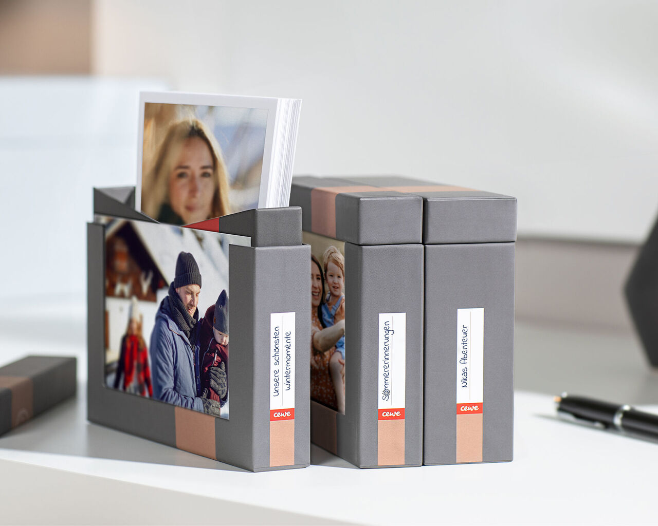 Stilvolles Set mit CEWE Fotobüchern in einer dekorativen Box