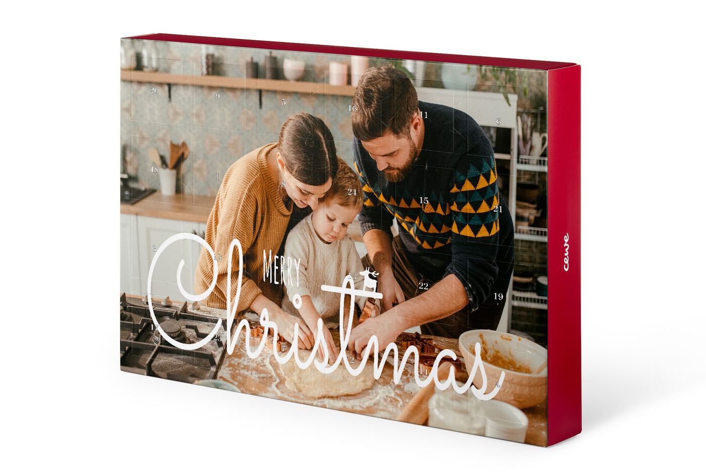 Familie backt zusammen in der Küche und gestaltet Weihnachtsplätzchen