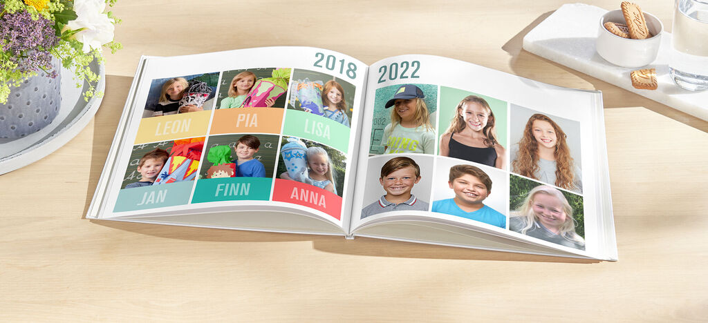 Ein offenes Fotobuch mit bunten Seiten, die nostalgische Erinnerungen zeigen, auf einem Holztisch.