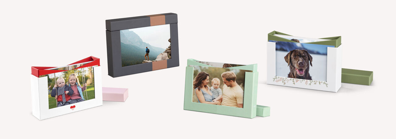 Vielfältige, liebevoll gestaltete Fotoboxen mit Bildern von glücklichen Momenten.