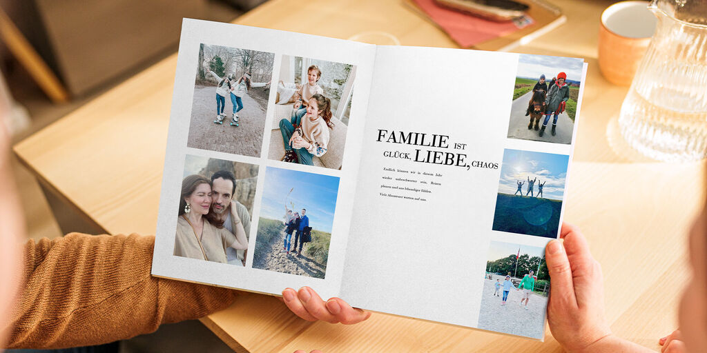 Ein offenes Fotobuch zeigt glückliche Familienmomente und Erinnerungen.