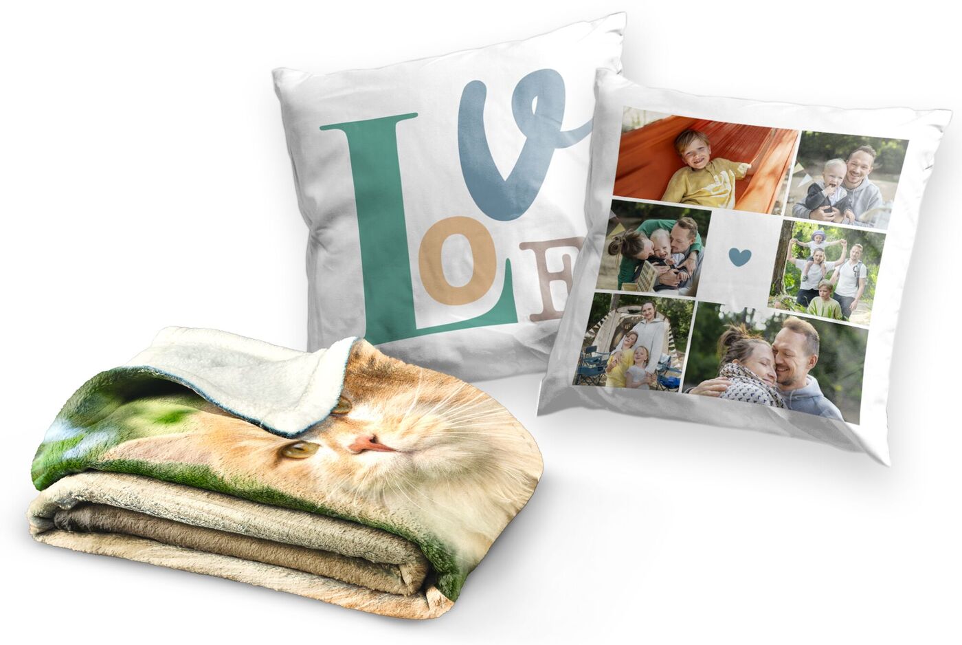 Gemütliche Wohnaccessoires, darunter zwei personalisierte Kissen mit liebevollen Motiven und einer kuscheligen Decke mit einem Tiermotiv.