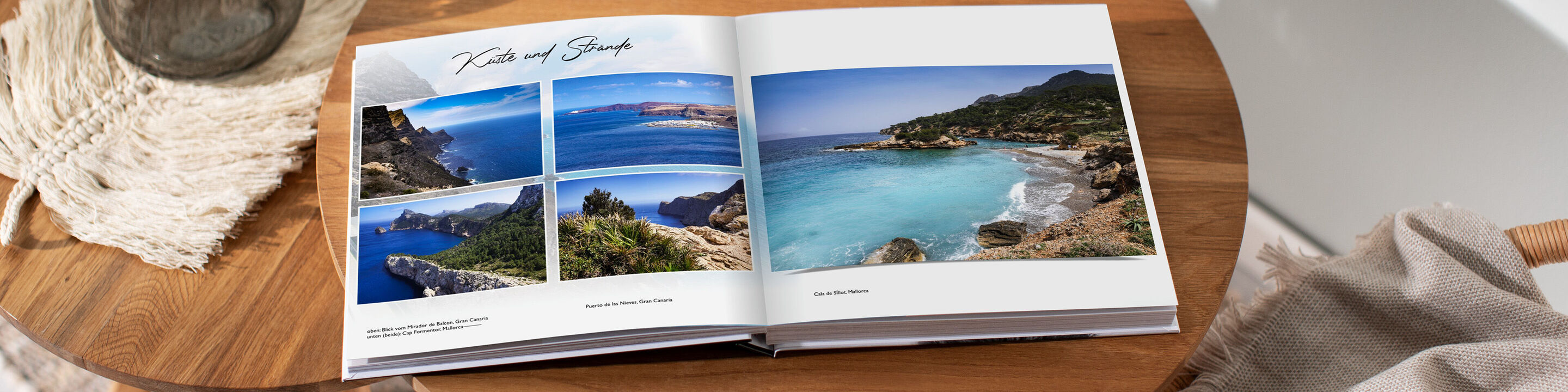 Offenes Fotobuch mit Reiseerinnerungen von verschiedenen Küstenlandschaften